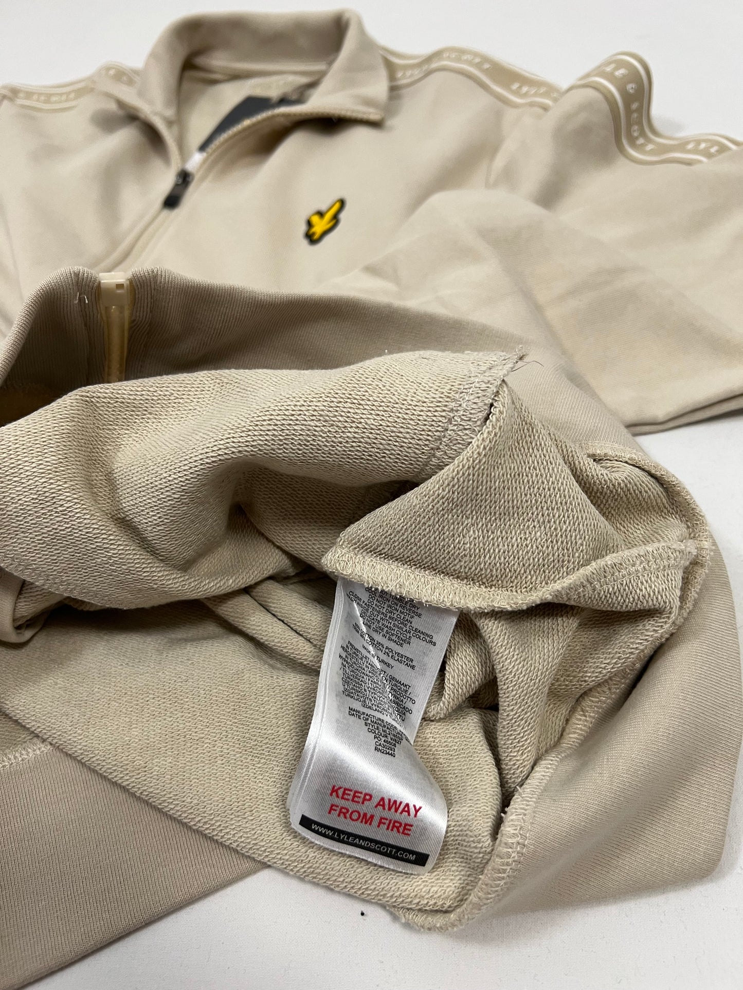 Lyle & Scott Krem Full-Zip Duks sa Text Printom na Rukavima