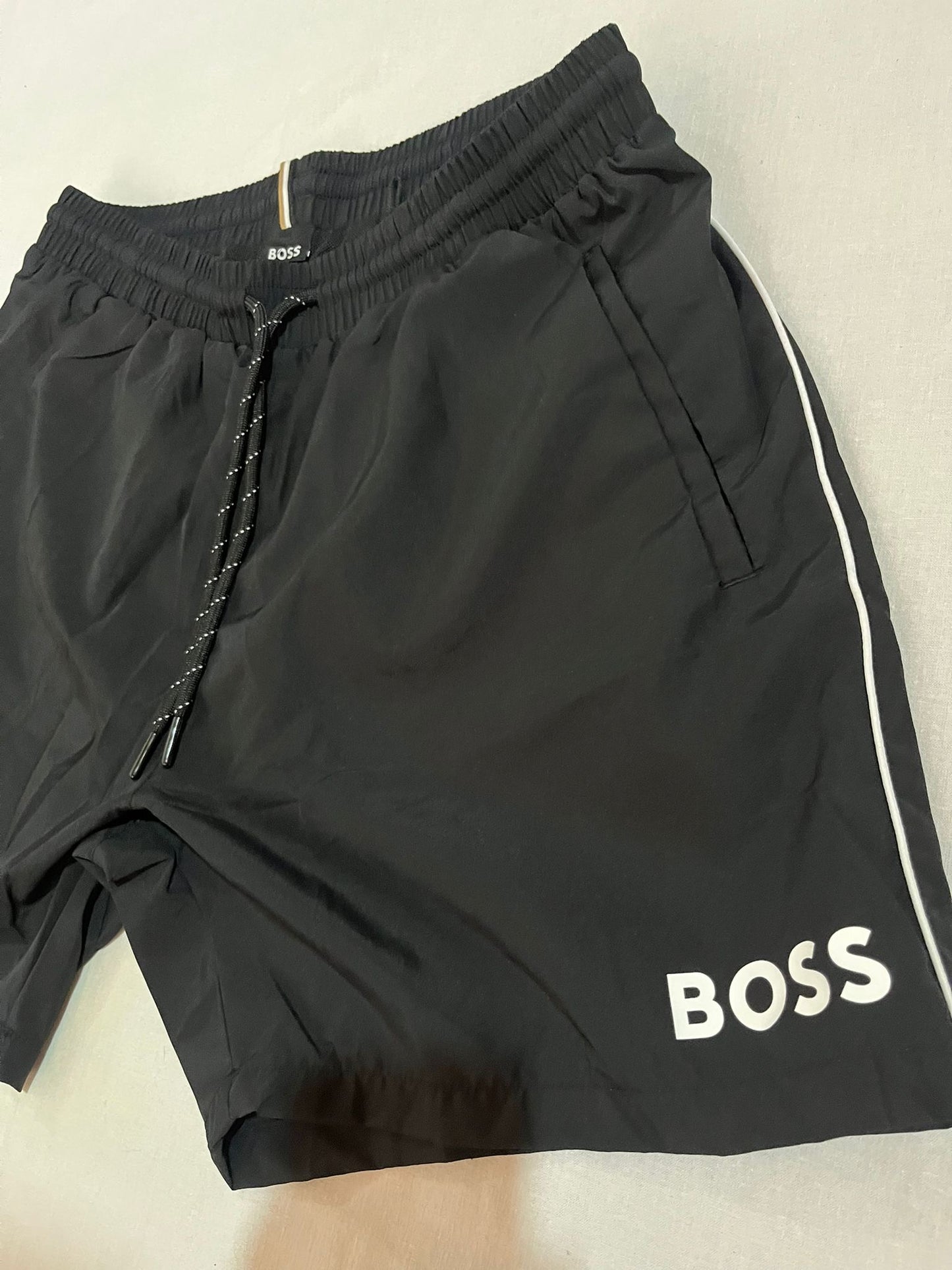 BOSS Crni Šorc za Kupanje sa Detaljima