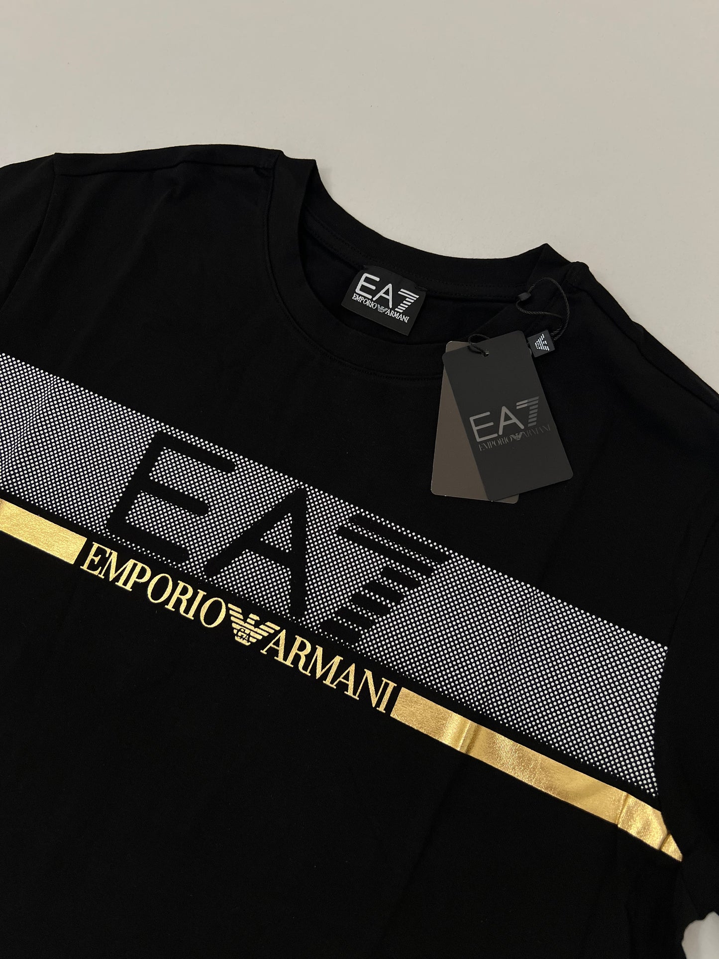 Emporio Armani EA7 Crna Majica sa Zlatnim Dodatkom