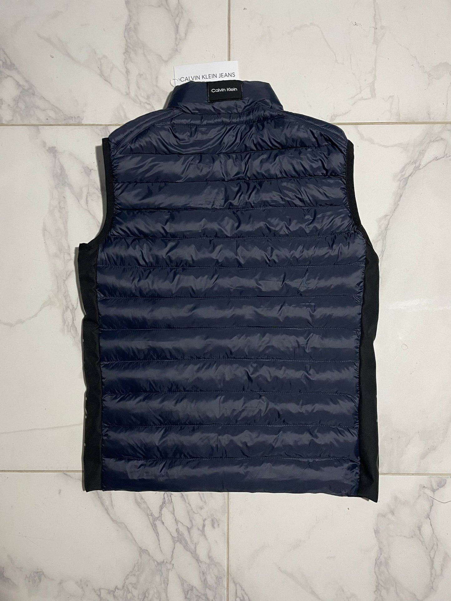 Calvin Klein Teget Prsluk sa Minimalistic Logom