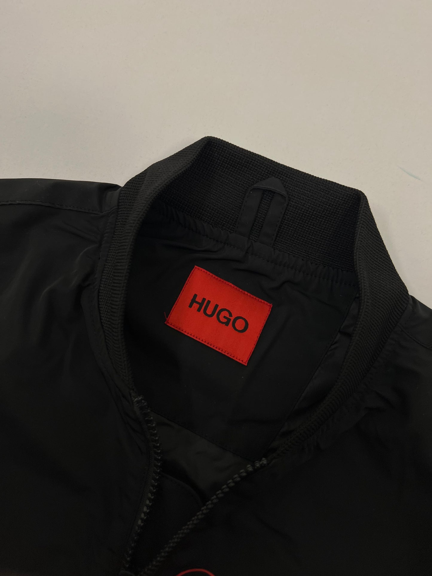 HUGO Crna Bomber Jakna sa Box Logom na Rukavu