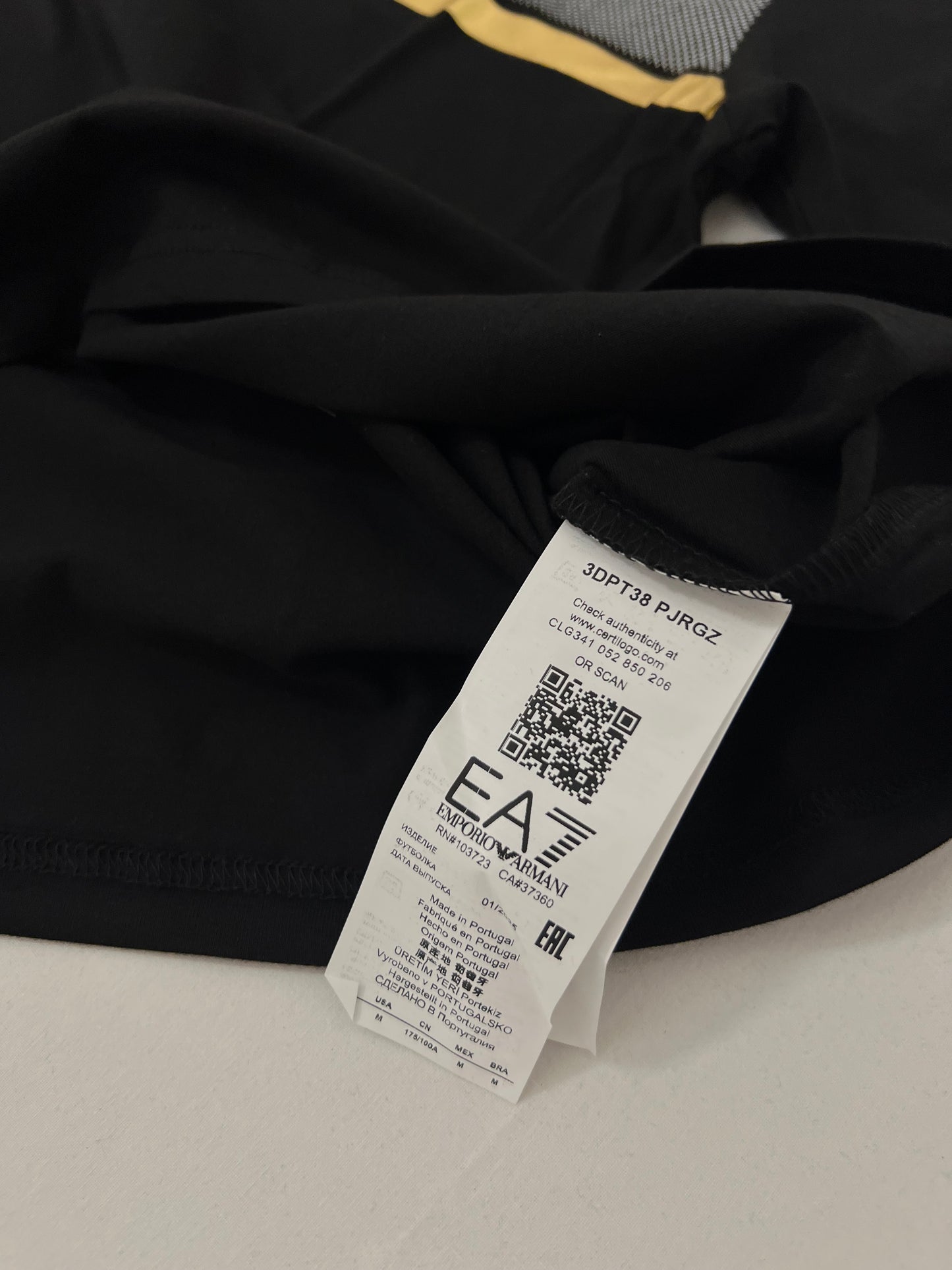 Emporio Armani EA7 Crna Majica sa Zlatnim Dodatkom