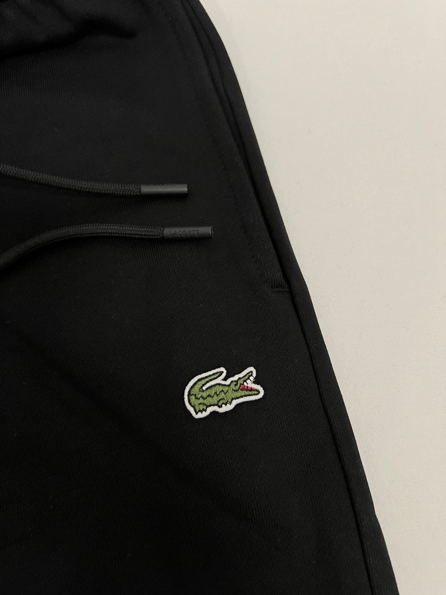 Lacoste Crni Komplet sa Minimalistic Logom