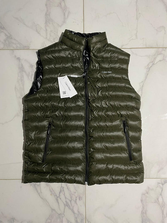 Calvin Klein Maslinasti Prsluk sa Minimalistic Text Logom