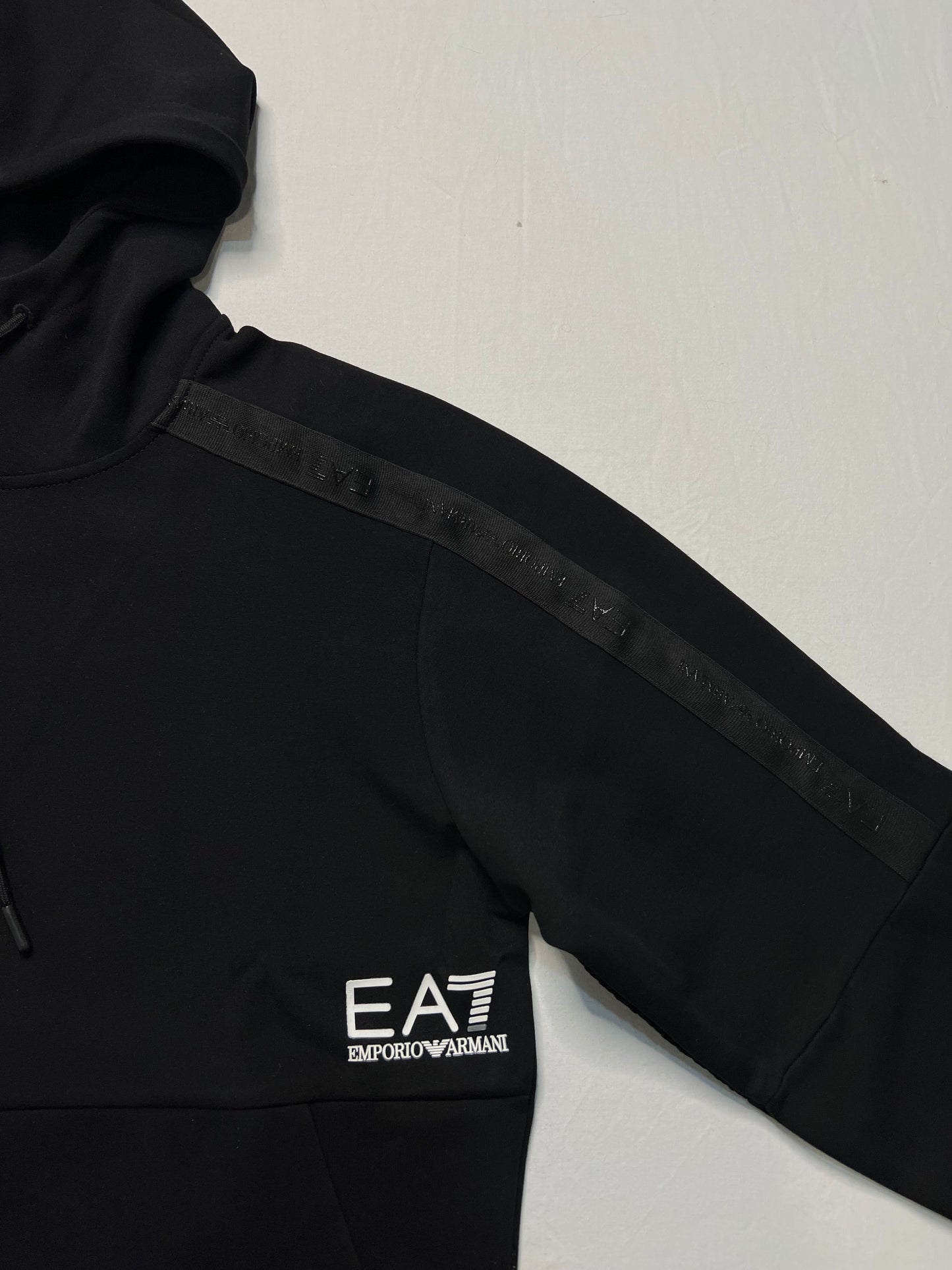 Emporio Armani EA7 Crni Duks sa Printom na Ramenima