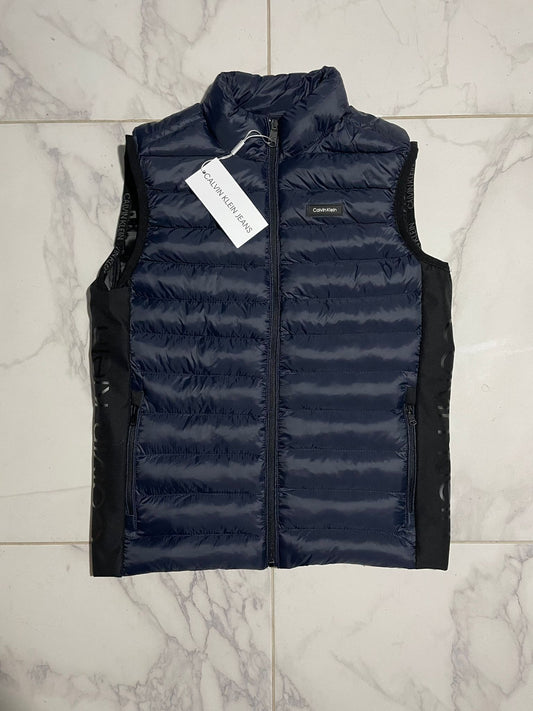 Calvin Klein Teget Prsluk sa Minimalistic Logom