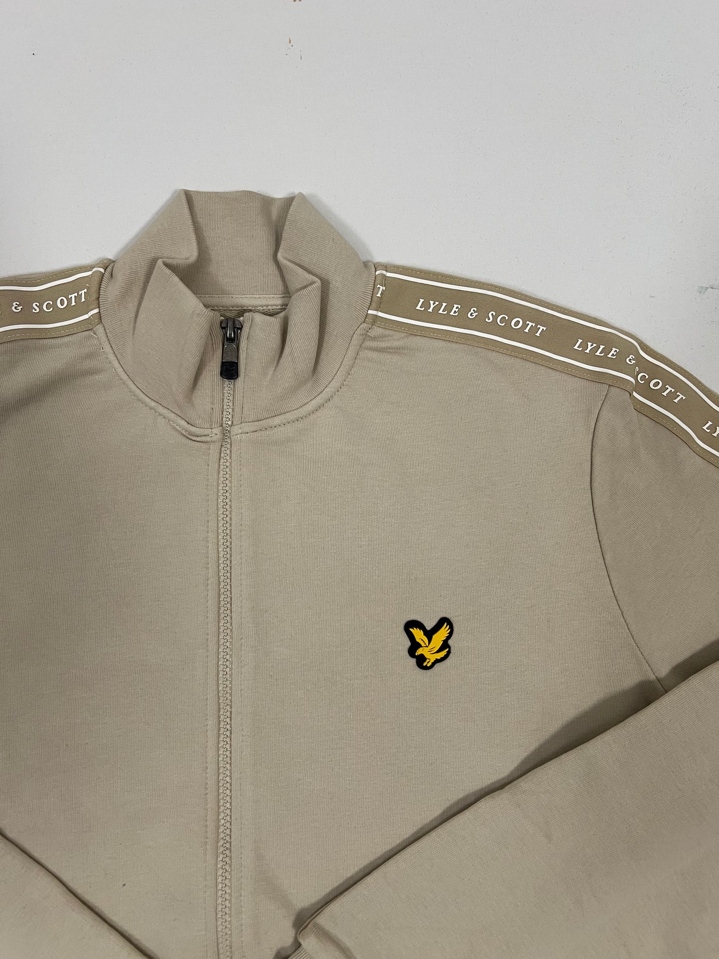 Lyle & Scott Krem Full-Zip Duks sa Text Printom na Rukavima