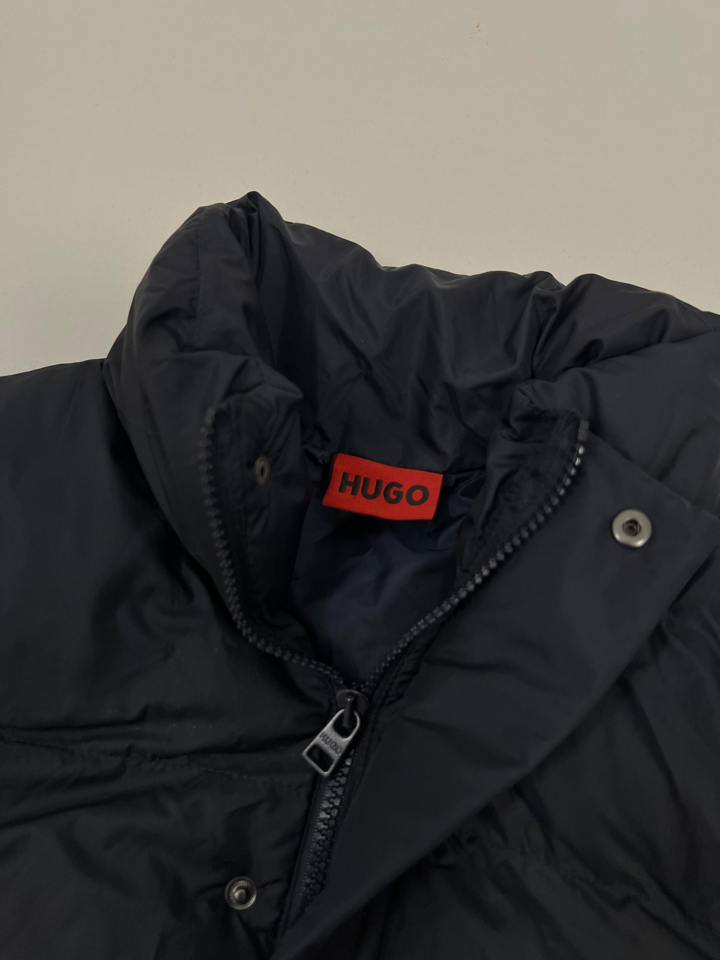 HUGO Teget Prsluk sa Crvenim Box Logom