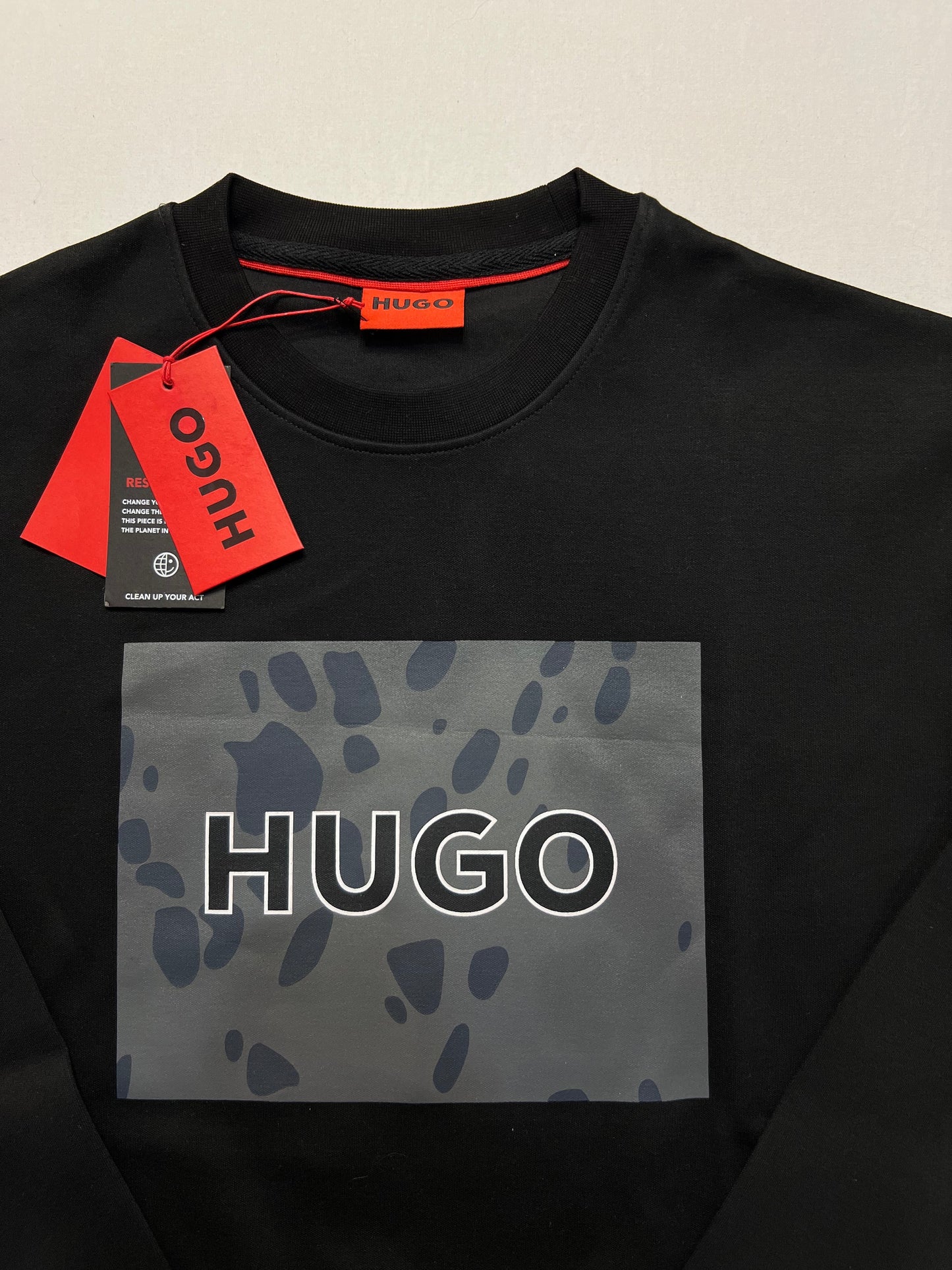 HUGO Crni Duks sa Military Zebra Printom