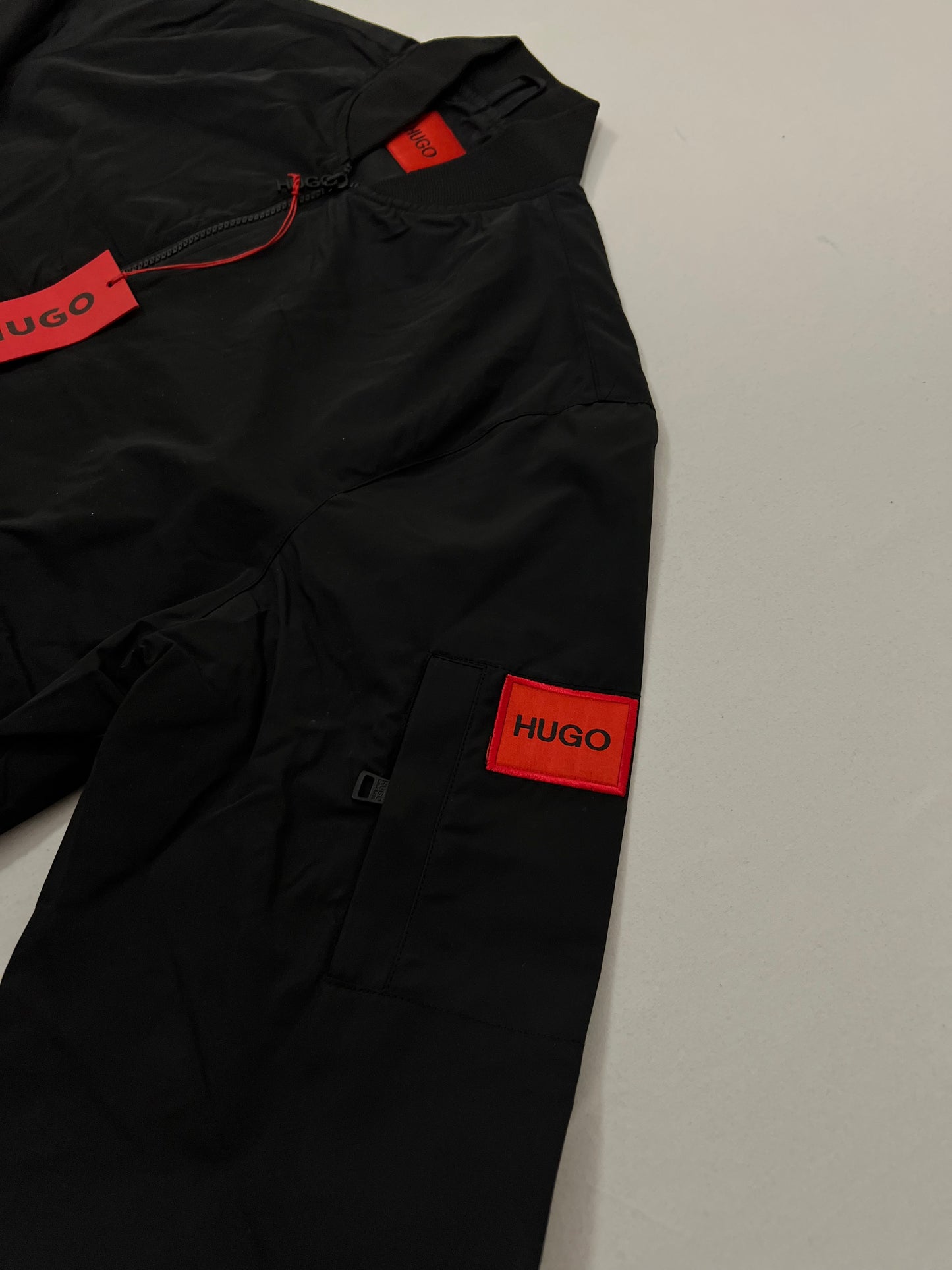 HUGO Crna Bomber Jakna sa Box Logom na Rukavu