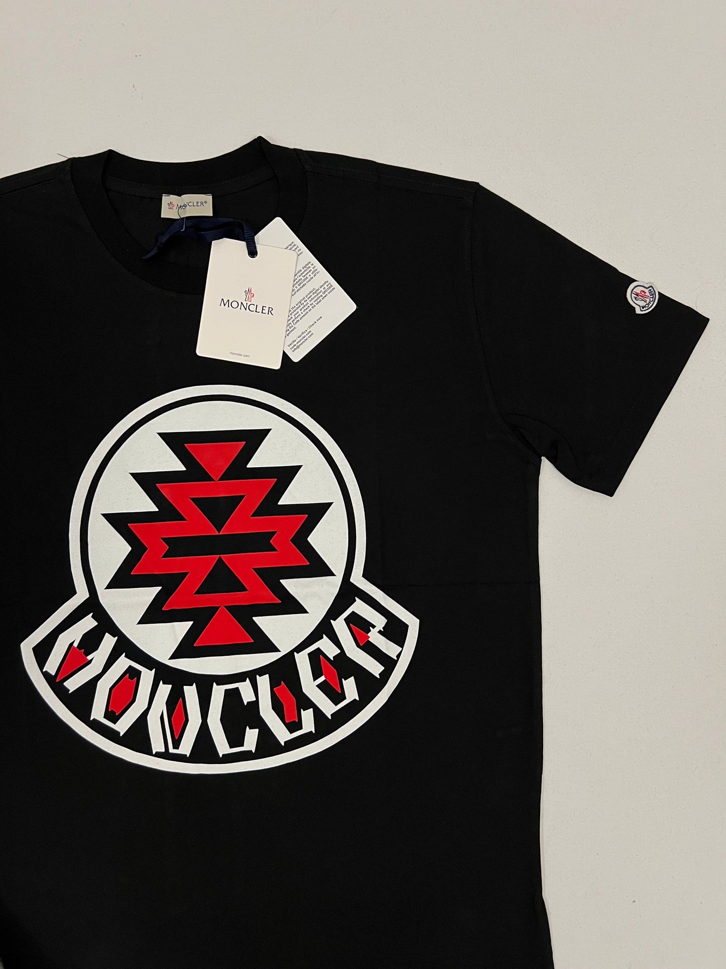Moncler Crna Majica sa Velikim Logom i Znakom na Rukavu