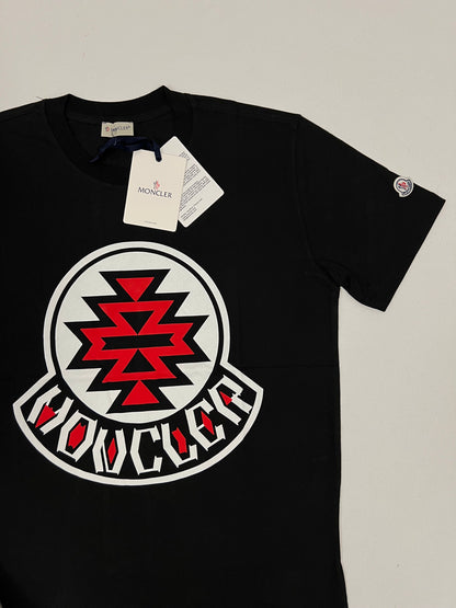 Moncler Crna Majica sa Velikim Logom i Znakom na Rukavu