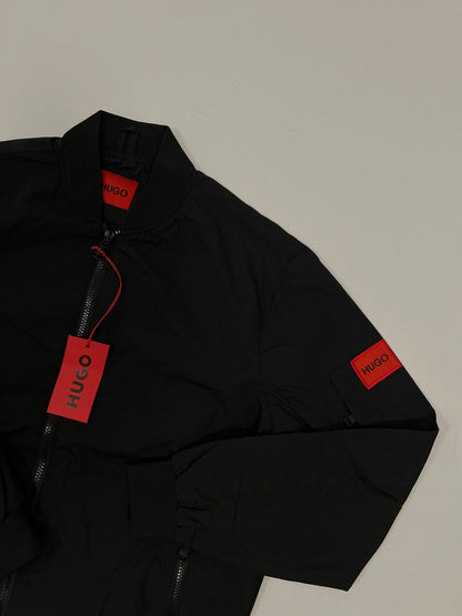 HUGO Crna Bomber Jakna sa Box Logom na Rukavu