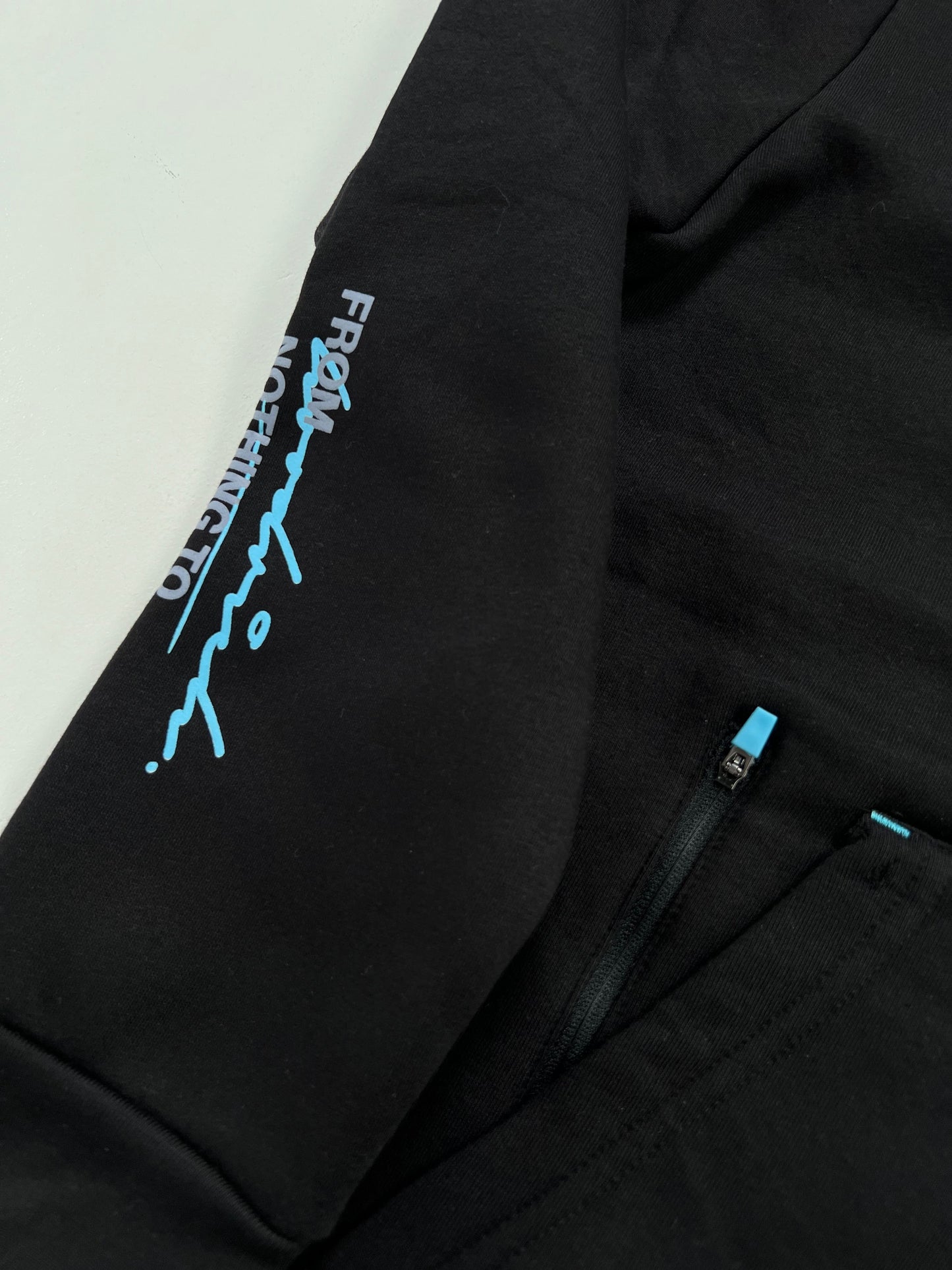 HOODRICH Crni Duks 'From nothing To Something' sa Štek Džepom na Rukavu