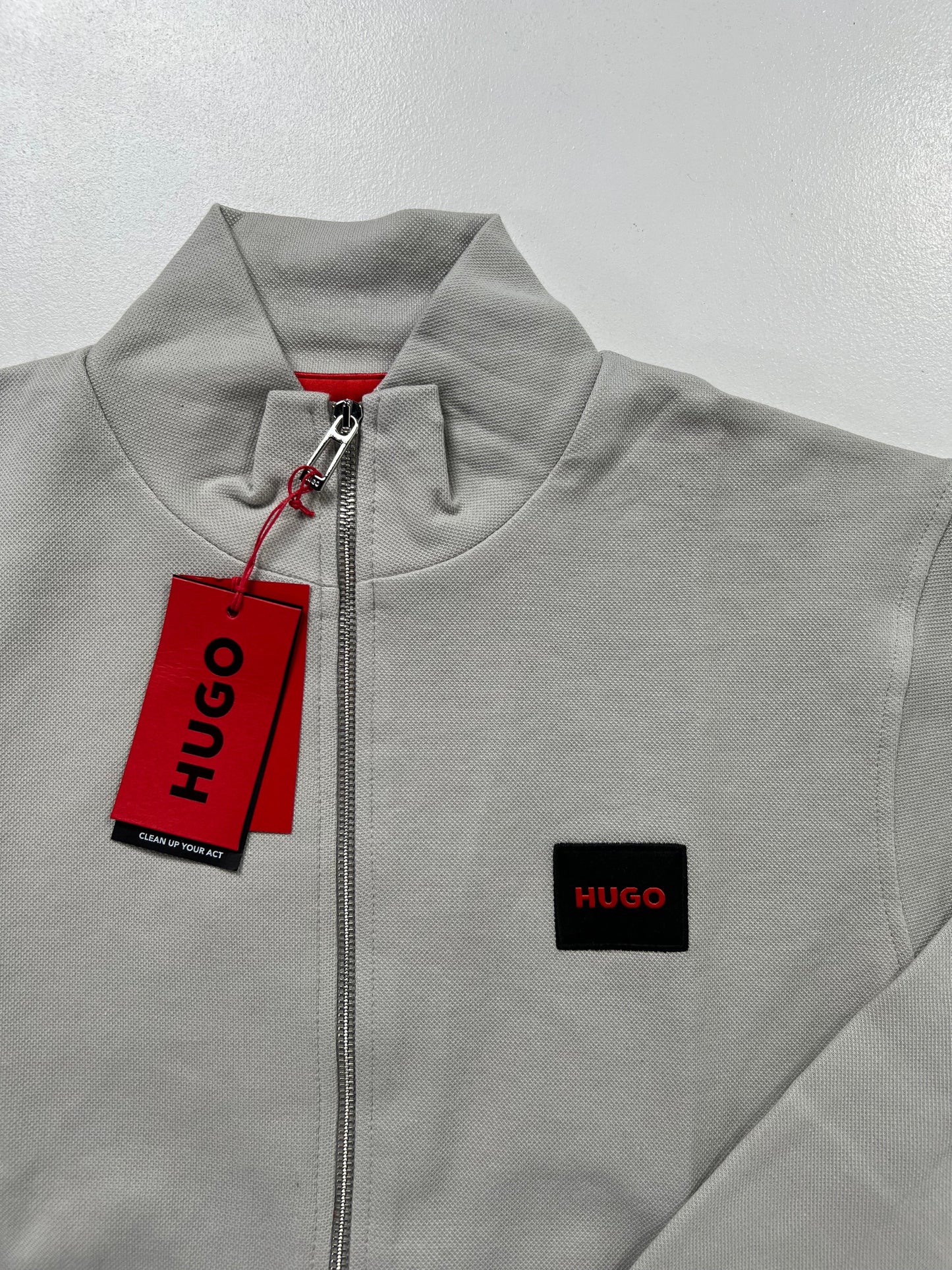 HUGO Krem Full-Zip Elegant Material Duks sa Mini Ušivenim Logom