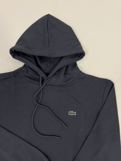 Lacoste Titan-Plavi Duks sa Minimalistic Logom