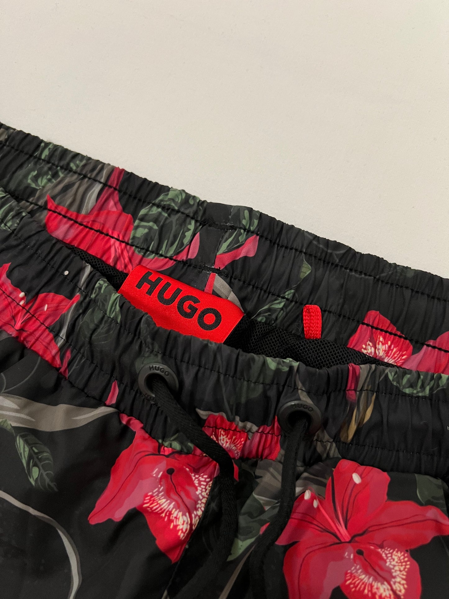HUGO Šareni Crveni Šorc sa Flower Printom