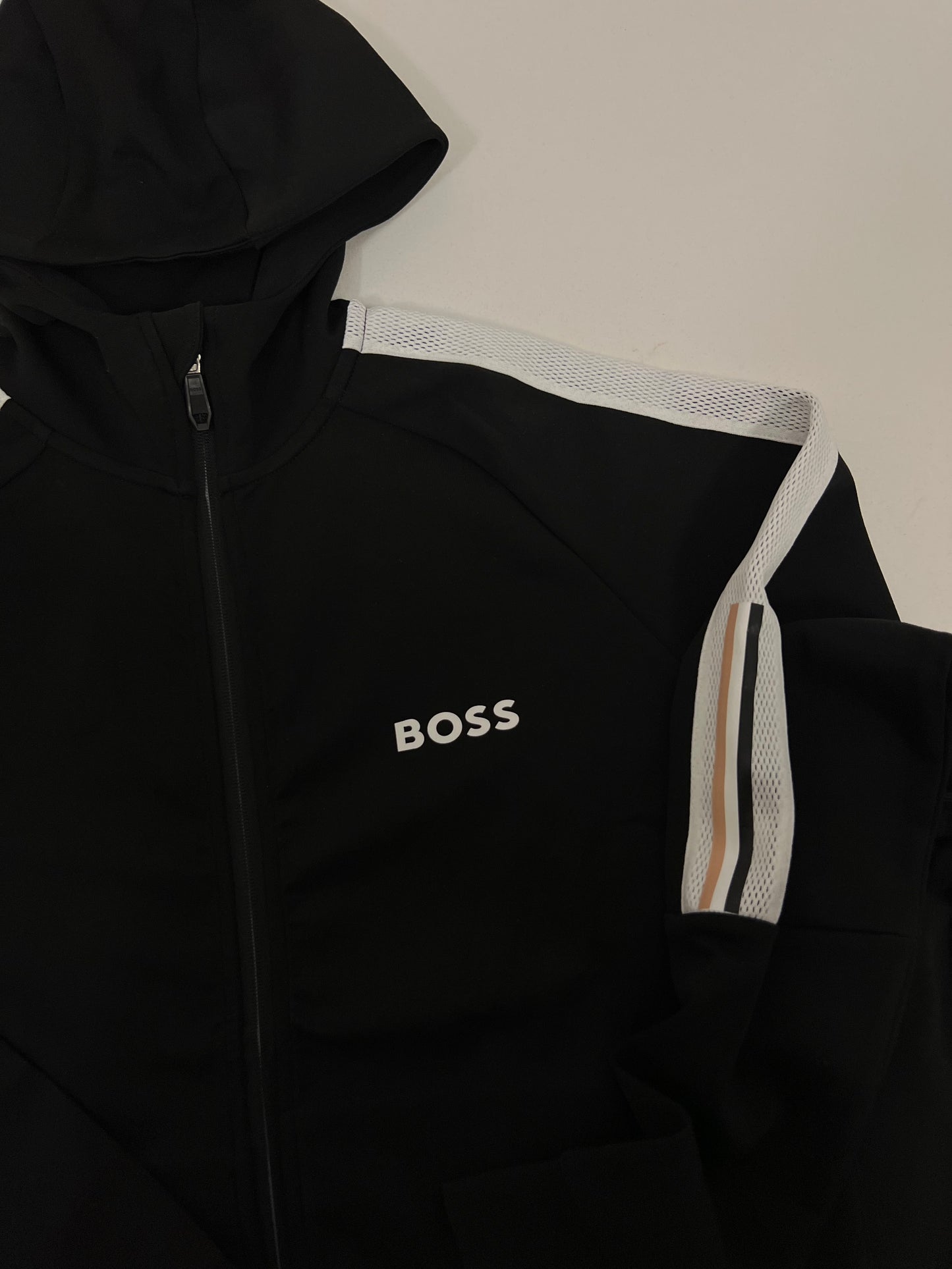BOSS Crna Komplet Trenerka sa Belim Detaljima