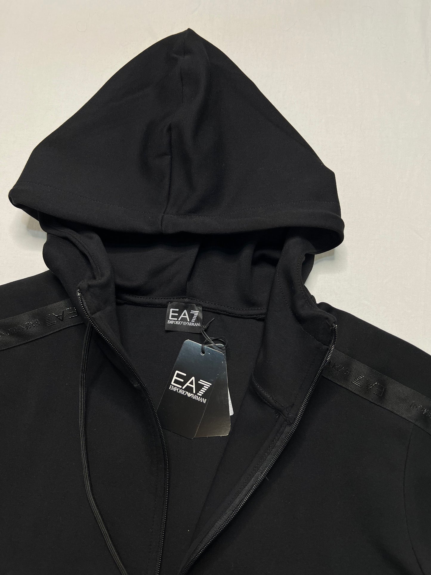 Emporio Armani EA7 Crni Duks sa Printom na Ramenima