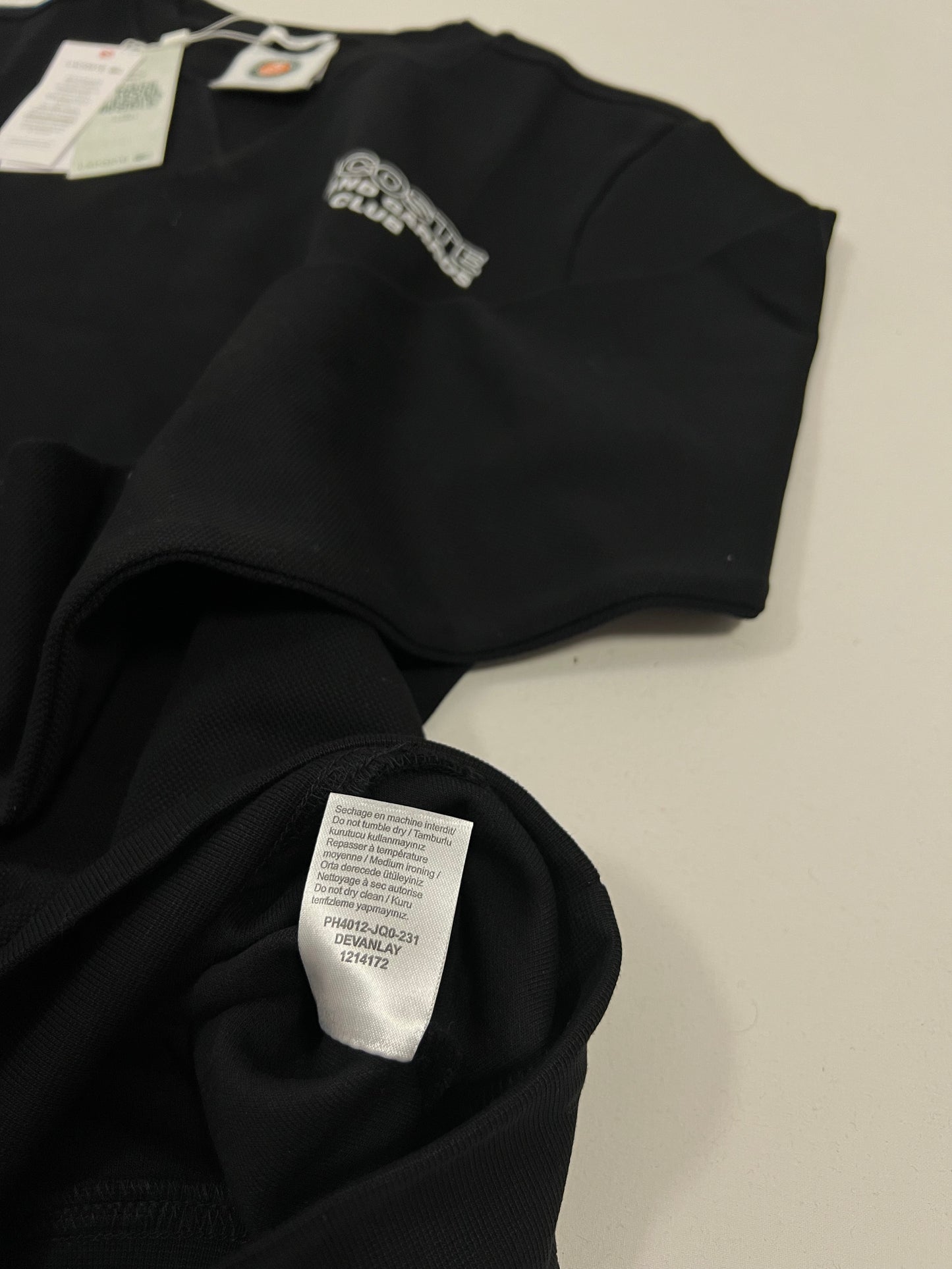 Lacoste x Roland Garros Crni Duks sa Tennis Printom na Leđima