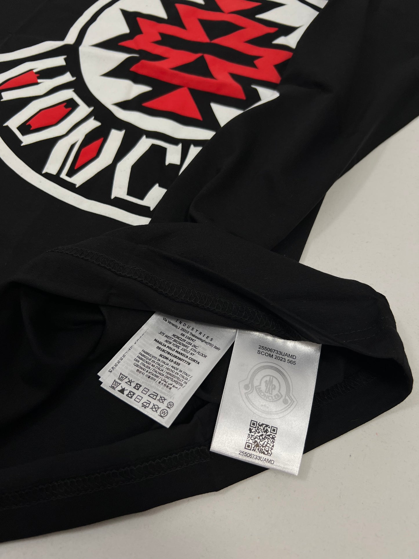 Moncler Crna Majica sa Velikim Logom i Znakom na Rukavu