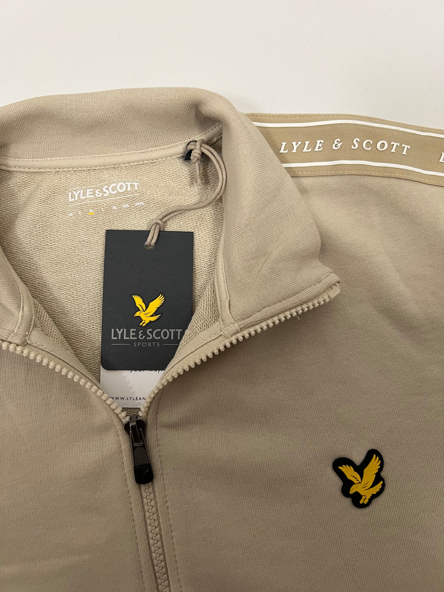 Lyle & Scott Krem Full-Zip Duks sa Text Printom na Rukavima