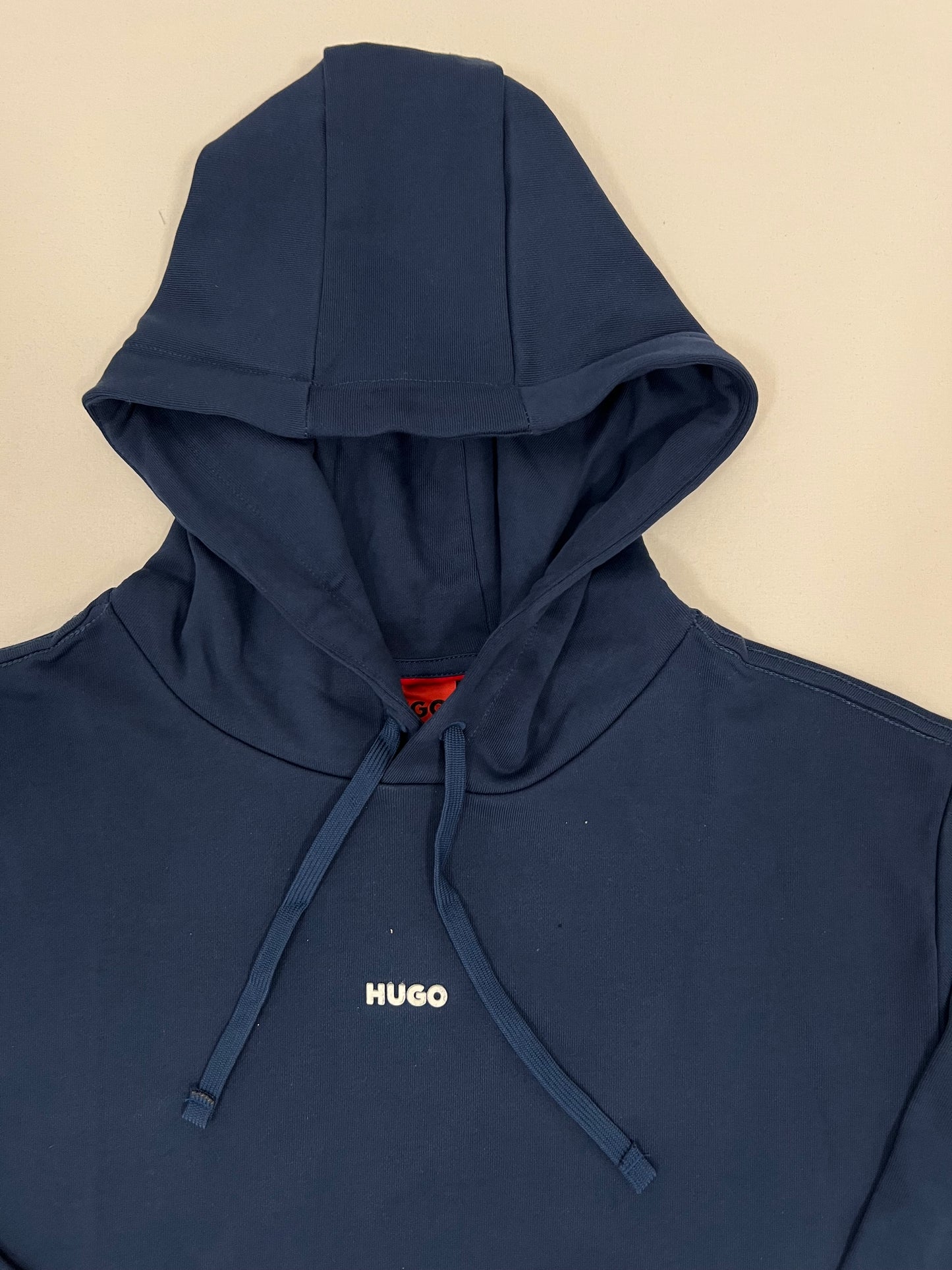 HUGO Teget Duks sa Minimalistic Logom