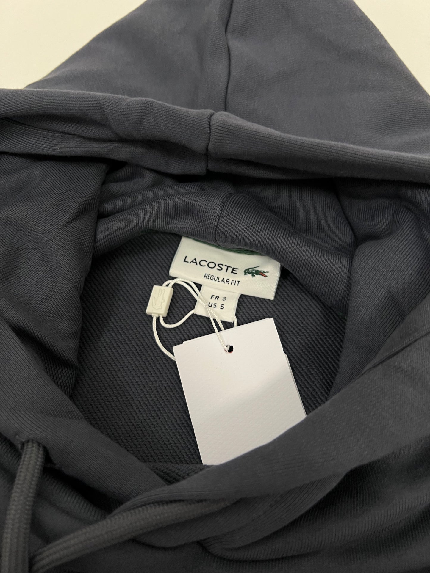 Lacoste Titan-Plavi Duks sa Minimalistic Logom