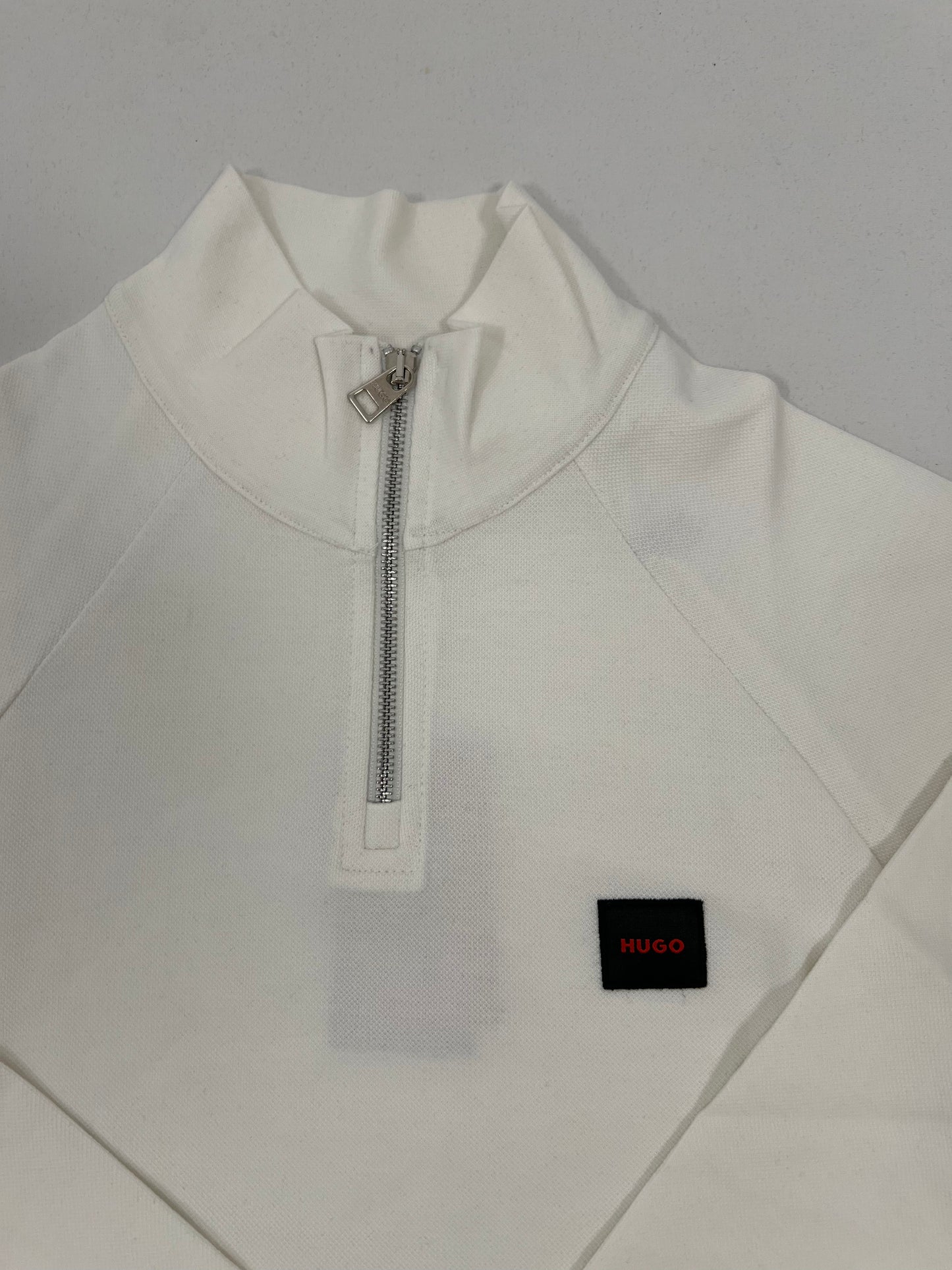 HUGO Beli Quarter-Zip Duks sa Crnim Box Logom