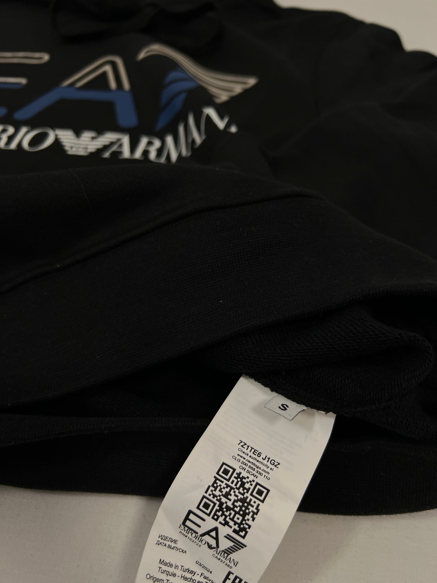 Emporio Armani EA7 Crni Duks sa Big Logom