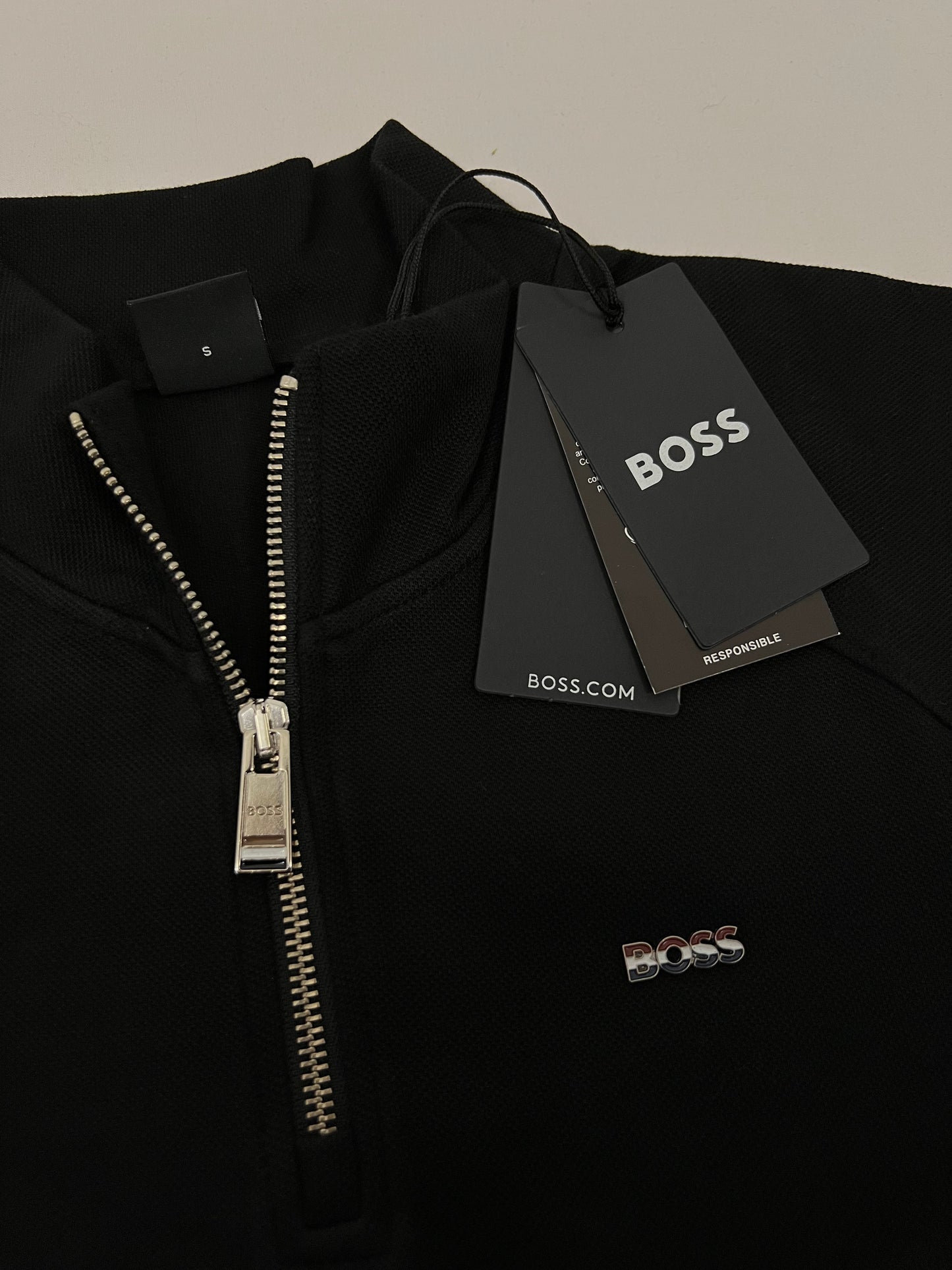BOSS Crni Quarter-Zip Duks sa Minimalistic France Logom