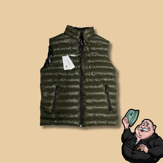 Calvin Klein Maslinasti Prsluk sa Minimalistic Text Logom