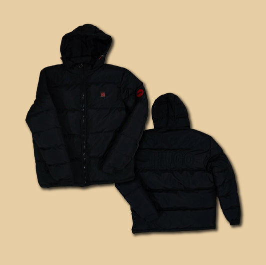 HUGO Crna Jakna sa Gumenim Znakom na Grudima i Ramenu